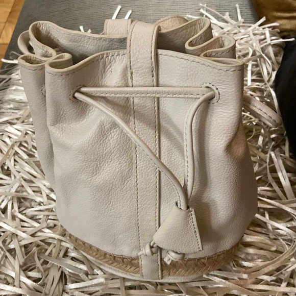 Tommy Bahama Cowhide Leather Crossbody Bucket Rattan Braid Bottom - Picture 1 of 4